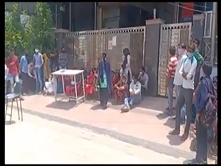 Noida मार्च से नहीं मिला मजदूरों को वेतन, नामी एक्सपोर्ट कंपनी के श्रमिकों ने किया फैक्ट्री का घेराव Labours Protest against Export company managmant in Noida Noida मार्च से नहीं मिला मजदूरों को वेतन, नामी एक्सपोर्ट कंपनी के श्रमिकों ने किया फैक्ट्री का घेराव