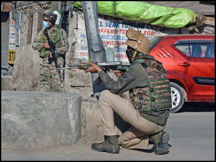 श्रीनगर: सुरक्षा बलों ने हिज्बुल के दो आतंकियों को किया ढेर, 15 घंटे चली मुठभेड़ में पांच जवान ज़ख्मी