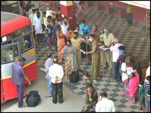 Lockdown 4: कर्नाटक सरकार से मिली रियायतों के बाद, बेंगलुरू में नॉर्मलसी, सोशल डिस्टेंस की उड़ी धज्जियां