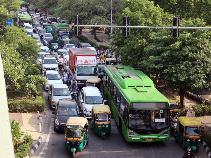 दिल्ली: लॉकडाउन 4 में छूट मिलने के बाद सड़कों पर दिखा वाहनों का भारी जाम