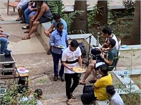 BJP के पूर्व मंत्री की बिल्डिंग में लॉकडाउन के दौरान हुई समोसा पार्टी, सोशल डिस्टेंसिंग की उड़ी धज्जियां BJP के पूर्व मंत्री की बिल्डिंग में लॉकडाउन के दौरान हुई समोसा पार्टी, सोशल डिस्टेंसिंग की उड़ी धज्जियां