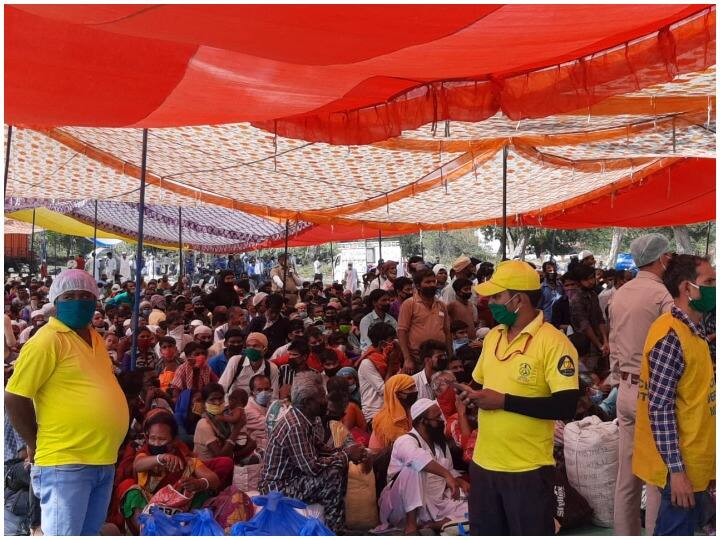 UP Workers sent to their homes after thermal scanning ANN यूपी: बिहार रवाना होने के लिए मेरठ सिटी स्टेशन पर पहुंची प्रवासी मजदूरों की भीड़