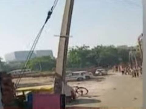 दिल्ली-गुरुग्राम बॉर्डर के पास पालम विहार में हंगामा, सीमा पार करने से रोकने पर लोगों ने किया पथराव दिल्ली-गुरुग्राम बॉर्डर के पास पालम विहार में हंगामा, सीमा पार करने से रोकने पर लोगों ने किया पथराव