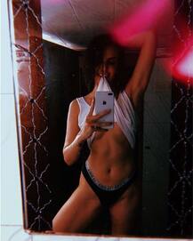 In Pics: लॉकडाउन में मंदाना करीमी ने खास अंदाज में मनाया बर्थडे, जानिए कैसे किया सेलिब्रेट