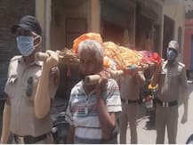 कोरोना: पड़ोसियों ने किया मना तो दिल्ली पुलिस ने दिया शव को कंधा, कहा- कुछ फ़र्ज़ निभाया, कुछ कर्ज़ उतारा