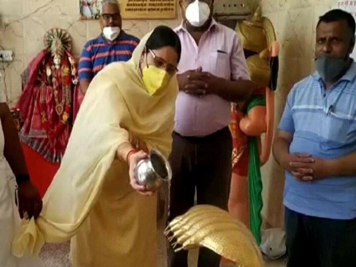 BJP Minister Kamlesh Dhanda Perform Puja at shiv shakti dham temple in kaithal fact check सच्चाई का सेंसेक्स: लॉकडाउन में BJP की मंत्री के लिए खोला गया मंदिर, सच जानिए