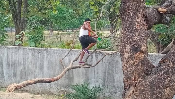 गया जिले के परैया प्रखण्ड के खुशदीहरा के स्वामी धरणीधर महाविद्यालय में बनाये गए क्वारेटिन सेंटर की हकीकत देख सभी चौक जाएंगे. इस सेंटर में कुल 240 प्रवासी मजदूर ठहरे जहां न किसी की मेडिकल जांच की गई है और न कोई सुविधा दी गयी है.