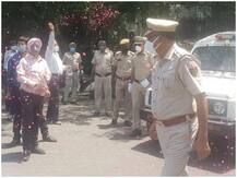 लॉकडाउन में नहीं हुई एक भी चोरी तो व्यापारियों ने फूल बरसा कर किया पुलिस का स्वागत