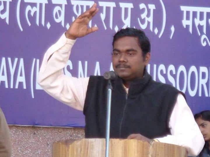 Success Story Of IAS Varun Baranwal IAS Success Story: अत्यधिक गरीबी भी नहीं रोक पायी वरुण बरनवाल का रास्ता, दूसरों की मदद और दृढ़ इच्छाशक्ति से बने IAS