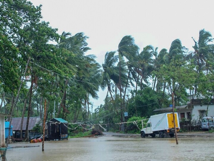 amphan cyclone west bengal odisha two died 10 important points चक्रवात 'उम्पुन' की चपेट में बंगाल-ओडिशा, दो की मौत, साढ़े छह लाख से अधिक लोग सुरक्षित जगह पर पहुंचाए गए | 10 बड़ी बातें