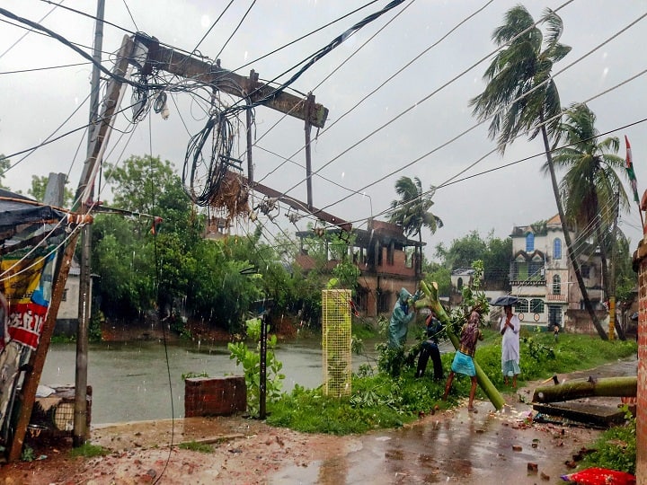 amphan cyclone West Bengal seeks army help to restore essential services Amphan Cyclone: प्रभावित इलाकों में आवश्यक सेवाओं की बहाली के लिए पश्चिम बंगाल ने मांगी सेना की मदद