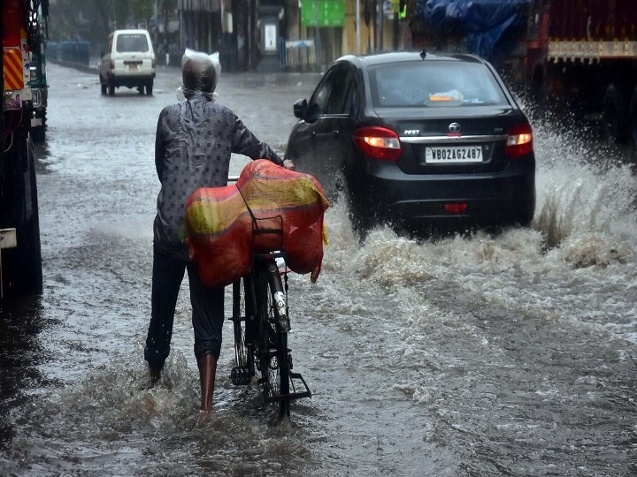 Marathwada Heavy Rains 33 died till now 484 animals death heavy rains have hit 22 revenue boards Marathwada Rain Update Marathwada Rain: मराठवाड्यात पावसामुळे आतापर्यंत 33  जणांचा मृत्यू, घरांची पडझड, 484 जनावरे दगावली, 22 महसूलमंडळात अतिवृष्टी