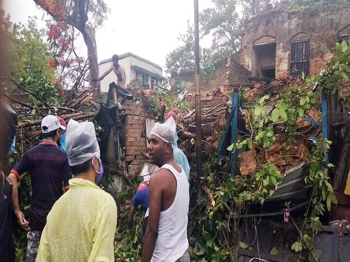 उम्पुन तूफान ने पश्चिम बंगाल और ओडिशा में जमकर तबाही मचाई है. कोलकाता समेत पश्चिम बंगाल के कई हिस्सों में तबाही मचाने वाले अत्यंत भीषण चक्रवाती तूफान 'उम्पुन' की वजह से कम से कम 12 लोगों की मौत हो गई, हजारों मकान नष्ट हो गए और निचले इलाकों में पानी भर गया. ओडिशा में भी एक की मौत हुई है.