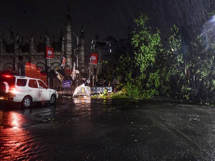 पश्चिम बंगाल के उत्तर और दक्षिण 24 परगना जिलो में चक्रवात के कारण भारी बारिश और तूफान आने से खपरैल वाले मकानों के ऊपरी हिस्से तेज हवाओं में उड़ गए, पेड़ और बिजली के खम्भे उखड़ गए और निचले शहरों और गांवों में पानी भर गया.