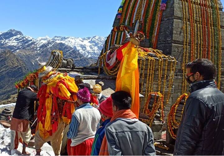 सबसे ऊंचाई पर स्थित और तीसरे केदार के रूप में विख्यात भगवान तुंगनाथ धाम के कपाट विधि-विधान से खोल दिये गये हैं. कपाट खुलने के अवसर पर धाम में मात्र कुछ पुजारी और स्थानीय लोग मौजूद थे.