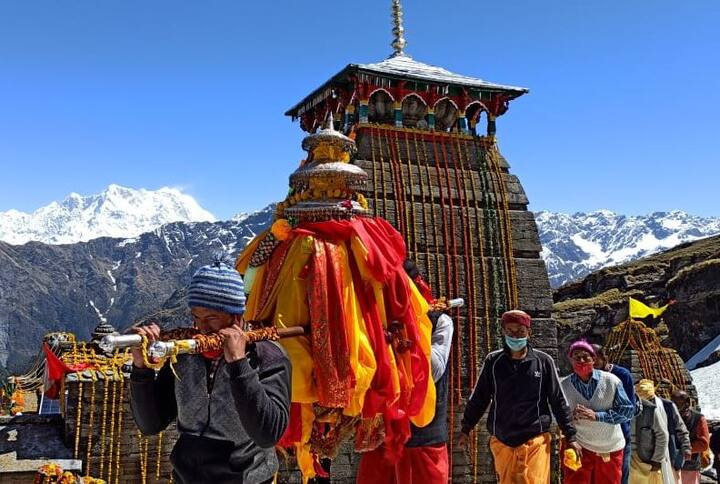 सोशल डिस्टेंसिंग का पालन करते हुये सादगी के साथ कपाट खोले गये.