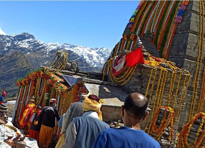 कपाट खोलने के अवसर पर बिना भक्तों के तुंगनाथ धाम में सन्नाटा पसरा रहा. तुंगनाथ धाम में भगवान शिव की भुजाओं की पूजा होती है.