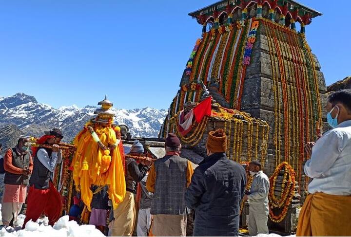 चार किमी की चढ़ाई पार करने के बाद तुंगनाथ की पैदल डोली यात्रा तुंगनाथ धाम पहुंची. जिसके बाद मंदिर के पुजारी और हक-हकूकधारियों ने विध-विधान से तुंगनाथ के कपाट खोले.