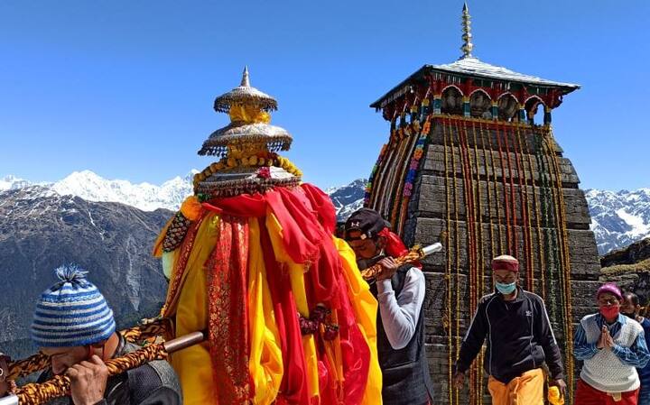 कपाट खोलने के अवसर पर तुंगनाथ मंदिर को हजारों टन फूलों से सजाया गया था.
