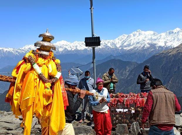 कपाट खोलने के अवसर पर तुंगनाथ जाने की अनुमति मात्र 12 लोगों को ही मिली थी. इसके बाद विधि-विधान और पौराणिक मान्यताओं के अनुसार तृतीय केदार तुंगनाथ के कपाट खोल दिये गये.