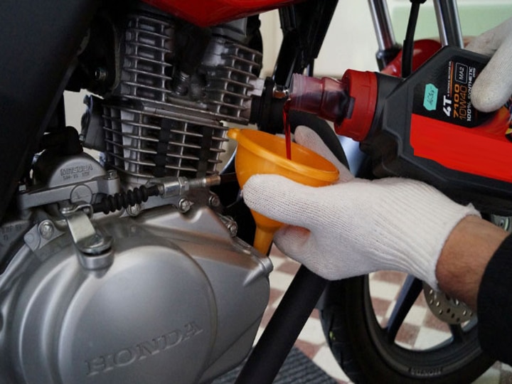 How to change engine oil in bike or scooter all you need to know अगर बाइक या स्कूटर का इंजन ऑयल पड़ गया है काला तो तुरंत बदल डालें, इंजन पर पड़ता है बुरा असर