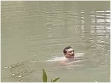 बिहार: हत्या का सबूत खोजने के लिए DGP गुप्तेश्वर पांडे ने लगा दी खनुआ नदी में छलांग, की लाइव क्राइम रिपोर्टिंग