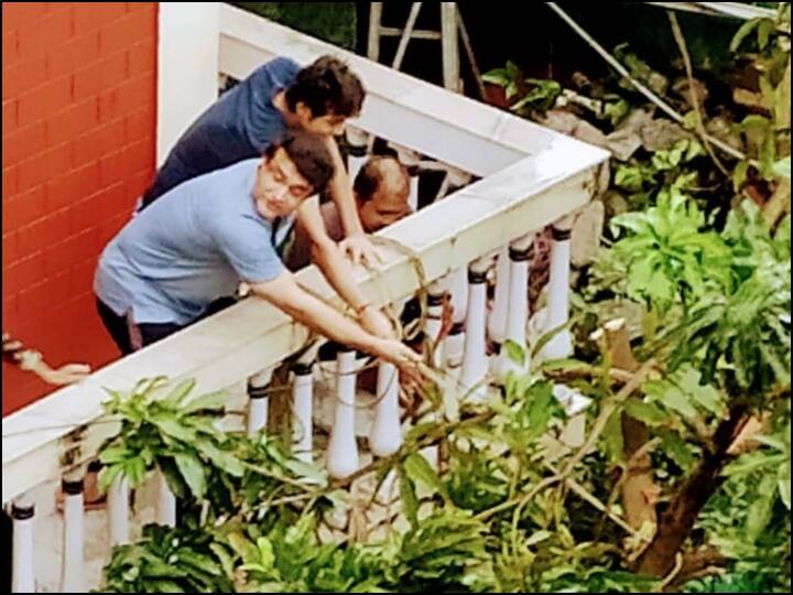 चक्रवात उम्पुन में सौरव गांगुली के घर में लगे पेड़ का हुआ ऐसा हाल, 'दादा' ने PHOTO शेयर कर दी जानकारी Sourav Ganguly fixes uprooted mango tree at his residence as Cyclone Amphan makes landfall in Bengal चक्रवात उम्पुन में सौरव गांगुली के घर में लगे पेड़ का हुआ ऐसा हाल, 'दादा' ने PHOTO शेयर कर दी जानकारी