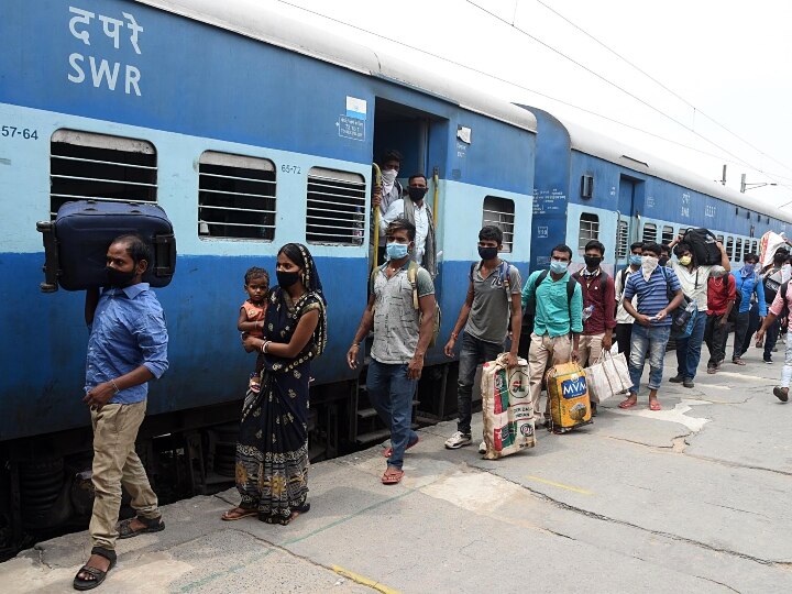Western Railway transported 17 lakh laborers home by shramik special train ANN पश्चिम रेलवे ने 28 दिनों में साढ़े 17 लाख मजदूरों को मंजिल तक पहुंचाया, अब यात्रियों से की ये खास अपील