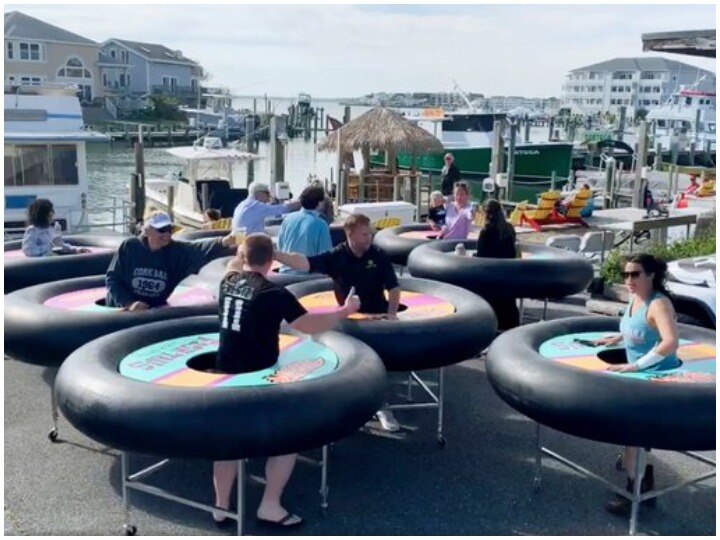 America: Bar follows social distancing with giant circle tube tables अमेरिका: सोशल डिस्टेंसिंग की खातिर बार में नई जुगाड़, ट्यूब से बने टेबल की दी जा रही सुविधा