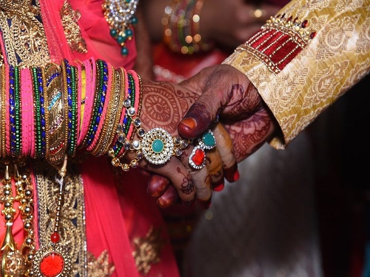 Madhya Pradesh bride found corona infected in Bhopal मध्य प्रदेश: भोपाल में दुल्हन पाई गई कोरोना संक्रमित, 35 बारातियों को किया गया क्वॉरन्टीन