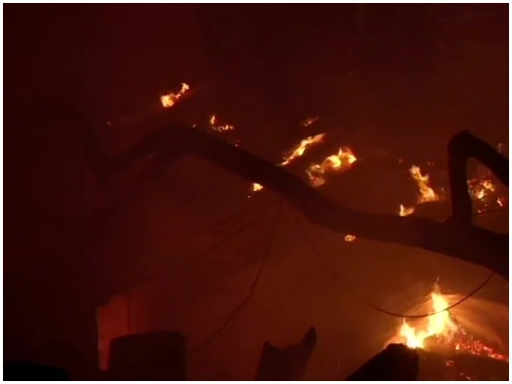 Delhi fire in Kirti Nagar 100 slums burnt ANN दिल्ली: कीर्ति नगर में लगी भीषण आग, 100 झुग्गियों हुई जलकर खाक