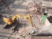 गोरखपुर: फोरलेन में रुकावट बन रही अपनी ही दुकानों पर सीएम योगी ने बुलडोजर चलवाया