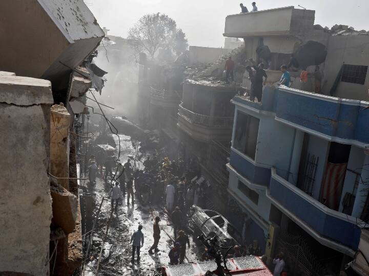 विमान में सवार लोगों के बारे में तत्काल कोई जानकारी नहीं मिल पाई है. सीएए सूत्रों ने कहा कि हादसे का शिकार होने से एक मिनट पहले ही उसका विमान से संपर्क टूट गया था. जिस इलाके में विमान दुर्घटनाग्रस्त हुआ है वहां कई घरों को भी नुकसान पहुंचा है.