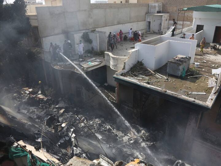 पाकिस्तानी सेना की मीडिया शाखा इंटर सर्विसेज पब्लिक रिलेशंस (आईएसपीआर) ने एक बयान में कहा कि सेना के त्वरित प्रतिक्रिया बल और सिंध पाकिस्तान रेंजर्स के जवान राहत और बचाव अभियान में नागरिक प्रशासन की मदद के लिए मौके पर पहुंच गए हैं.