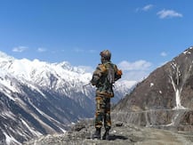 LAC पर भारतीय सेना के गश्त में बन रहा बाधा चीन, विदेश मंत्रालय ने कहा- हम सुरक्षा के लिए प्रतिबद्ध