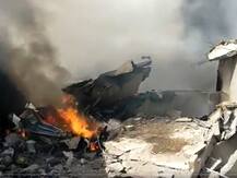 कराची में 107 लोगों को ले जा रहा विमान क्रैश, दर्दनाक हादसे की तस्वीरें