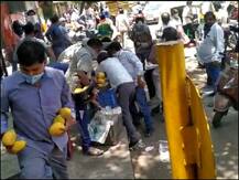 दिल्ली के जगतपुरी इलाके में लोगों की भीड़ ने फल की रेहड़ी को लूटा, आम उठा कर भागते दिखे लोग