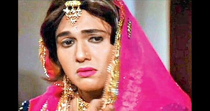 गोविंफिर 80 के दशक में एक विज्ञापन ने गोविंदा की जिंदगी ही बदल कर रख दी. एलविन नाम की एक कंपनी का विज्ञापन गोविंदा को मिला जिसके बाद उन्हें फिल्म 'तन- बदन' में बतौर हीरो काम करने का मौका मिला. इसके बाद गोविंदा 'लव 86' में नजर आए, फिल्म हिट रही और गोविंदा ने बड़े ही शानदार तरीके से दा- आंटी नंबर 1 बॉलीवुड के एंटरटेनर नंबर-1 यानि गोविंदा ने कई सालों तक अपने अनोखे अंदाज से करोड़ों लोगों के दिलों पर राज किया. गोविंदा के हर किरदार को फैंस ने खूब प्यार दिया और जब वो स्क्रीन पर लड़की बने तब भी उनके फैंस ने उन्हें बहुत प्यार दिया. गोविंदा ने अपनी फिल्म 'आंटी नंबर 1'  गुलाबी साड़ी और गजरा लगाए गोविंदा ने जो डांस किया उसे लोग आजतक नहीं भूले।