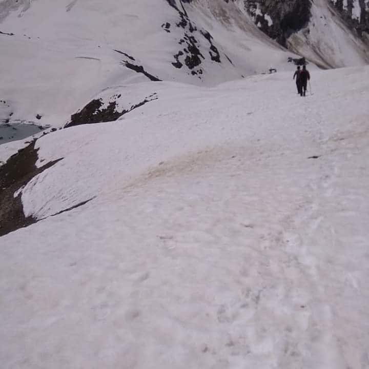  अमरनाथ यात्रा के लिए तैयारियां अभी शुरू भी नहीं हुई हैं. इस बार पिछले साल के मुकाबले कई गुना ज्यादा बर्फबारी हुई है और अभी भी पूरे रास्ते पर दस से बीस फ़ीट बर्फ मौजूद है.