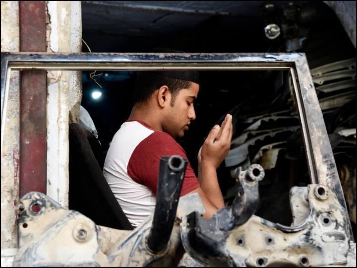 मेरठ: घरों में ही अदा की गई अलविदा जुमा की नमाज, ईद पर भी रहेगी कड़ी पाबंदी Meerut: Alwida juma namaz offered in homes in lockdown- ann मेरठ: घरों में ही अदा की गई अलविदा जुमा की नमाज, ईद पर भी रहेगी कड़ी पाबंदी