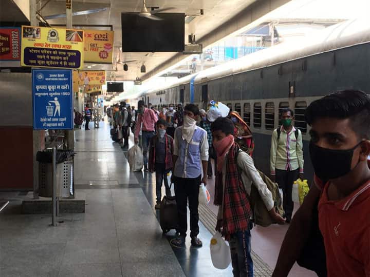 Coronavirus: हरिद्वार रेलवे स्टेशन पर खुले टिकट बुकिंग काउंटर, उत्साहित नजर आये लोग