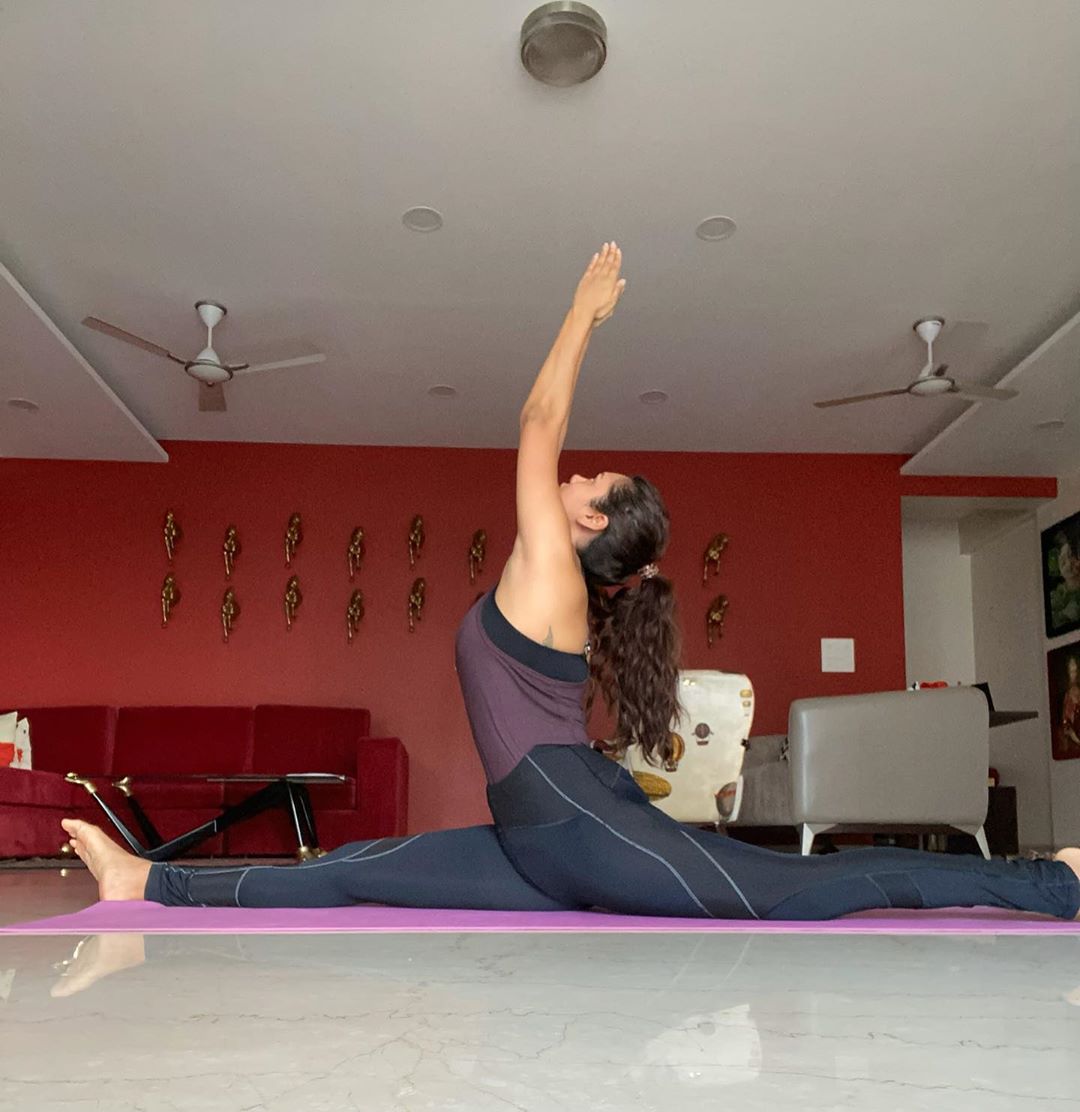 Isha Gupta is keeping herself fit by doing yoga in lockdown, see pictures of Yogasan, who competes with yoga guru Ramdev