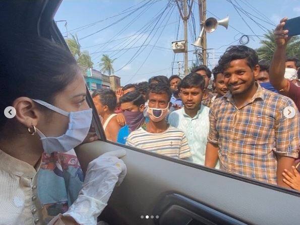 इसके साथ ही इस दौरान नुसरत ने यहां राहत सामग्री और खाने-पीने का सामना भी लोगों को मुहैया कराया है. 