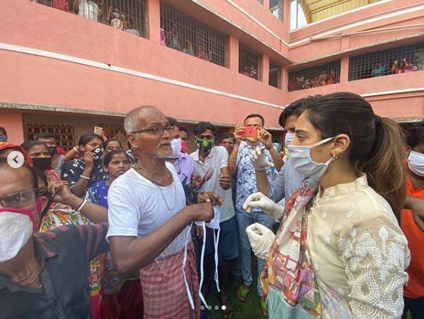 इस दौरान नुसरत ने न सिर्फ लोगों से बात की बल्कि पूरे इलाके का अच्छे से जायजा लिया. इस दौरान की तस्वीरें नुसरत से इंस्टाग्राम के जरिए फैंस के साथ शेयर की हैं.