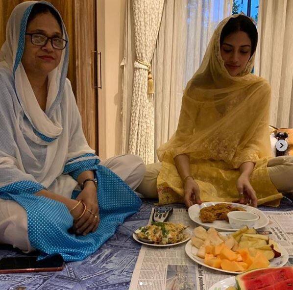 नुसरत इन दिनों रमजान में रोजे रख रही हैं. इससे जुड़ी काफी सारी तस्वीरें वो फैंस के साथ शेयर करती रहती हैं. 