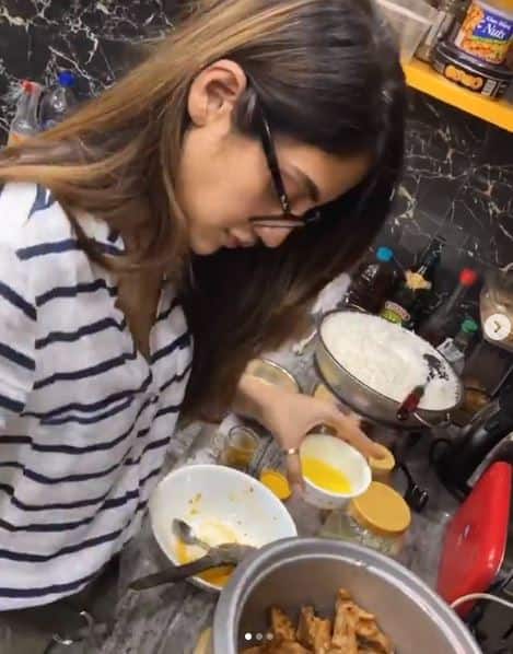 आपको बता दें कि लॉकडाउन के दौरान नुसरत खुद ही कुकिंग करती हैं और फैंस के साथ दिलचस्प वीडियोज सोशल मीडिया पर शेयर करती हैं. 