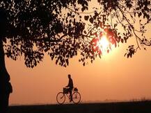 Weather Update: कहीं तीखी हो रही है धूप, कहीं बिजली गिरने की संभावना, जानिए मौसम का हाल