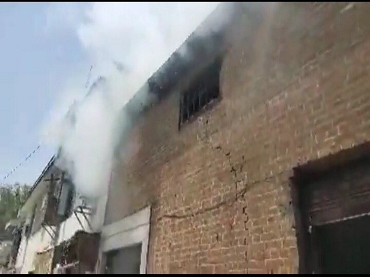 jammu fire breaks out in small unit manufacturing जम्मू के कैनाल रोड पर दो गोदामों में भीषण आग, बड़ा हादसा टला