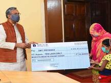 Uttarakhand: कोरोना वॉरियर कांस्टेबल संजय गुर्जर की पत्नी को CM ने सौंपा 10 लाख का चेक, ड्यूटी के दौरान हुई थी मृत्यु