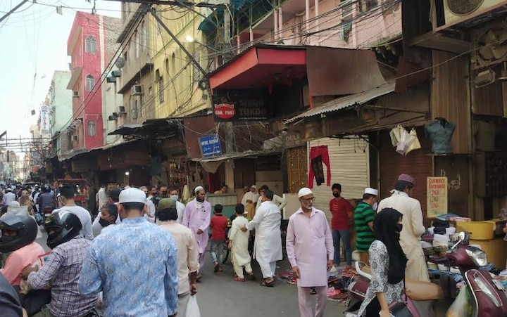 Delhi: Social distancing stripped in Matia Mahal market, people went out to shop in large numbers before Eid ANN दिल्ली: मटिया महल बाजार में उड़ी सोशल डिस्टेंसिंग की धज्जियां, ईद से पहले बड़ी संख्या में खरीदारी करने निकले लोग